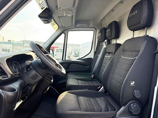 Vehicle image 9 / 12