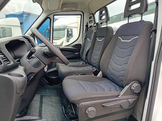 Vehicle image 6 / 10