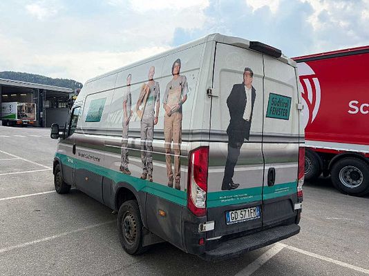 Vehicle image 5 / 8