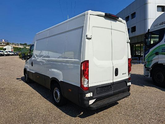 Vehicle image 10 / 15