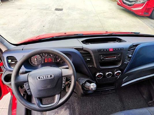 Vehicle image 7 / 9
