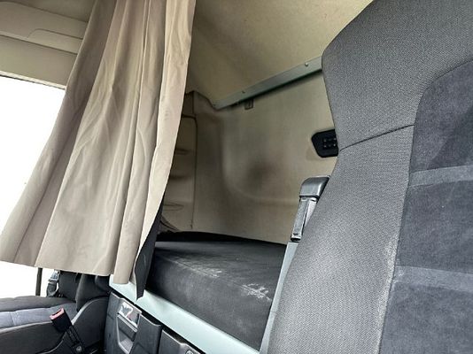 Vehicle image 9 / 16