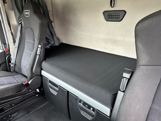 Vehicle image 10 / 16