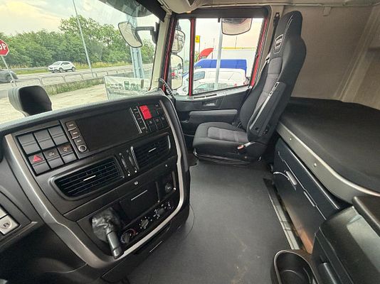 Vehicle image 8 / 20