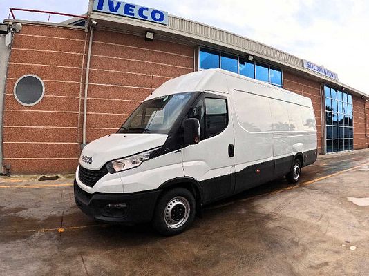 Vehicle image 2 / 6