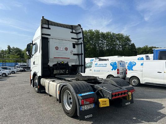 Vehicle image 9 / 14