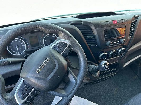 Vehicle image 8 / 9