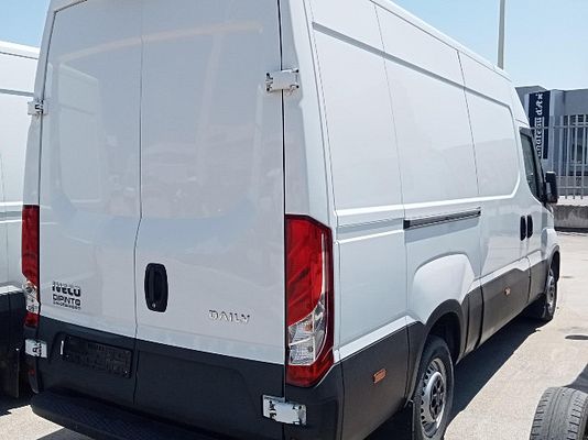 Vehicle image 3 / 6