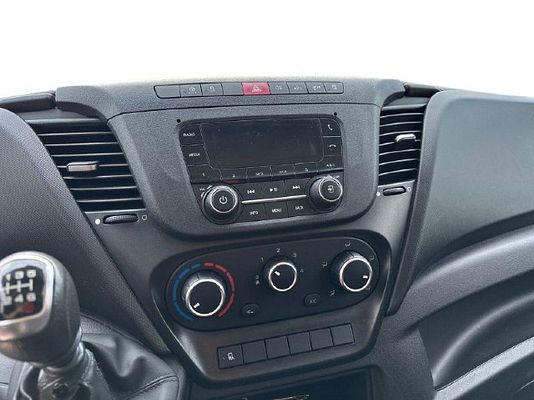 Vehicle image 11 / 12