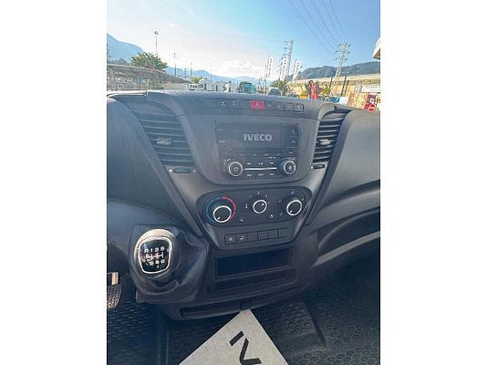 Vehicle image 7 / 8