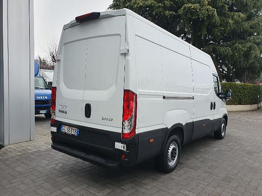 Vehicle image 4 / 11