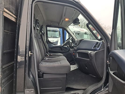 Vehicle image 3 / 16