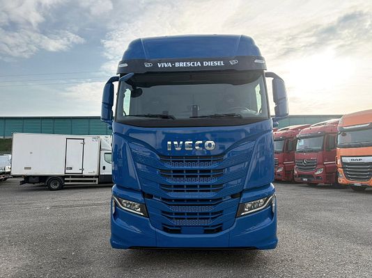 Vehicle image 2 / 15