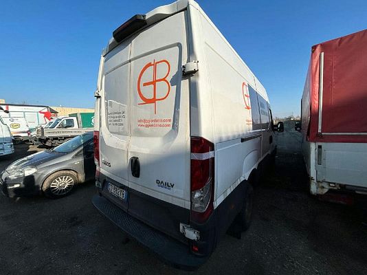 Vehicle image 3 / 9