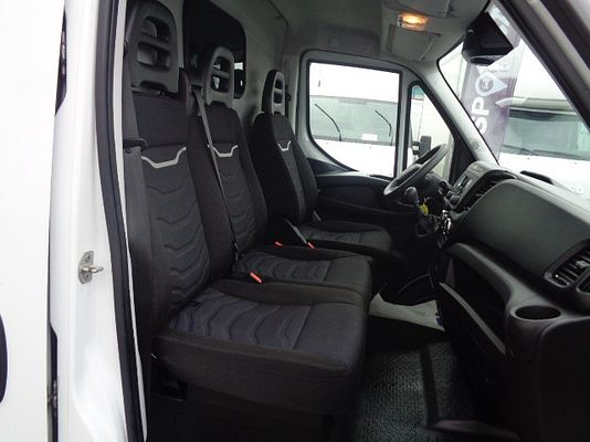 Vehicle image 12 / 14