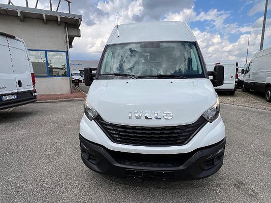 Vehicle image 3 / 13