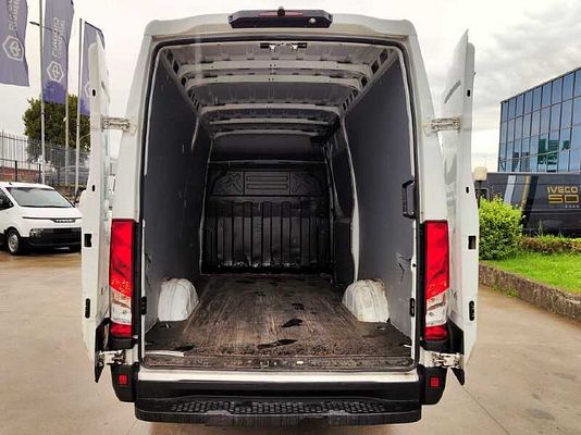 Vehicle image 5 / 9