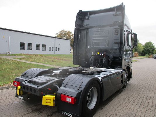 Vehicle image 3 / 5