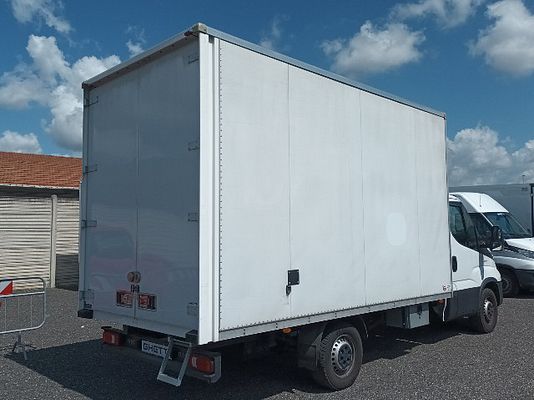 Vehicle image 3 / 5