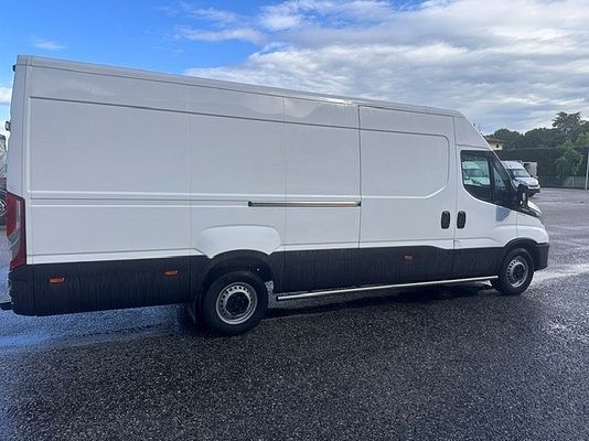 Vehicle image 8 / 18