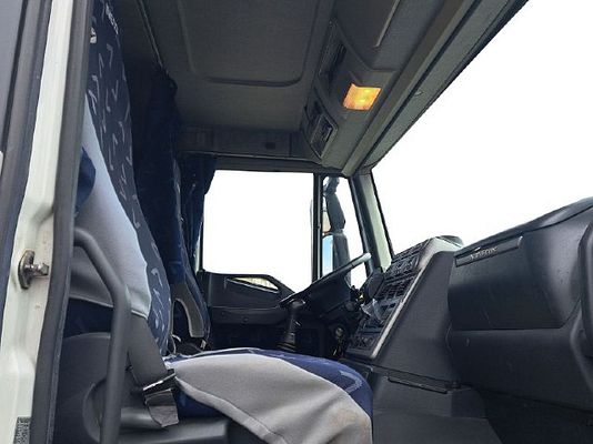 Vehicle image 3 / 16
