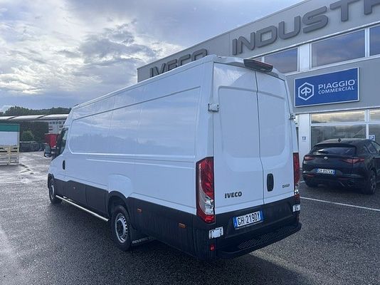 Vehicle image 5 / 18