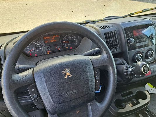 Vehicle image 13 / 15