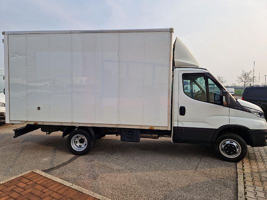 Vehicle image 4 / 12