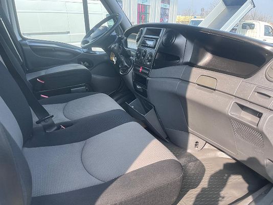 Vehicle image 11 / 17