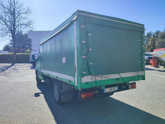 Vehicle image 6 / 9