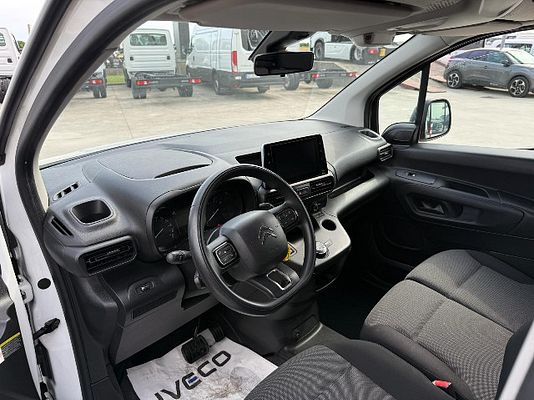 Vehicle image 9 / 16