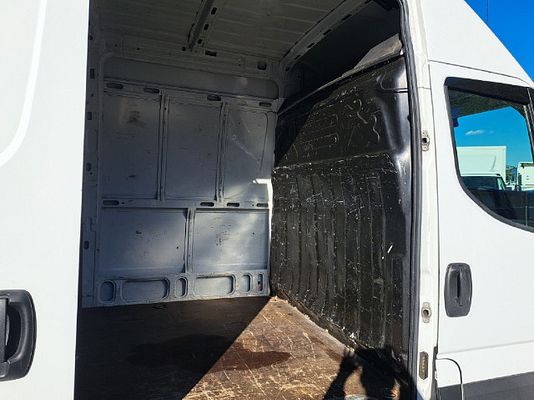 Vehicle image 5 / 14