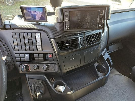 Vehicle image 9 / 13