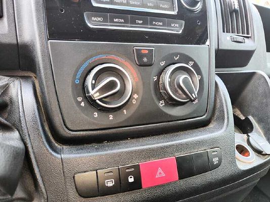 Vehicle image 9 / 12