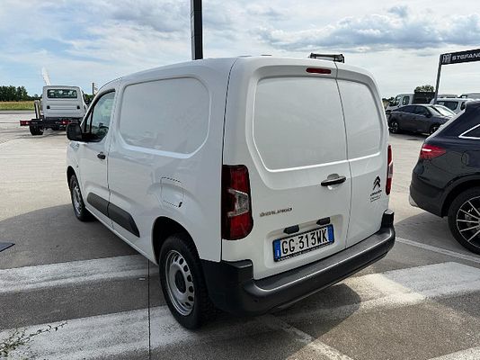 Vehicle image 12 / 16