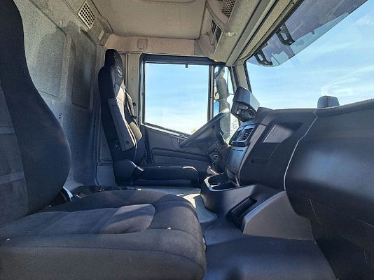 Vehicle image 4 / 16