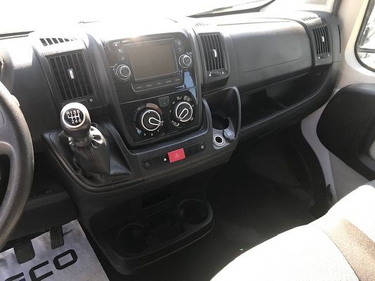 Vehicle image 12 / 16