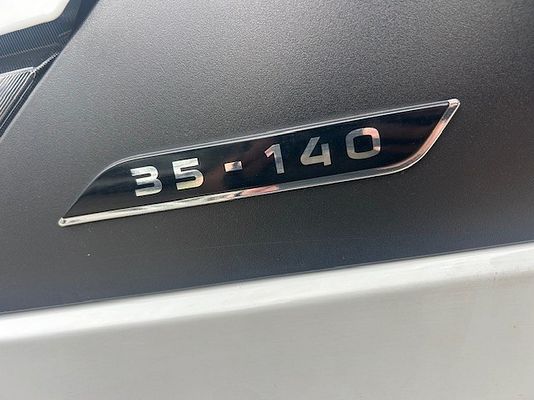 Vehicle image 8 / 13