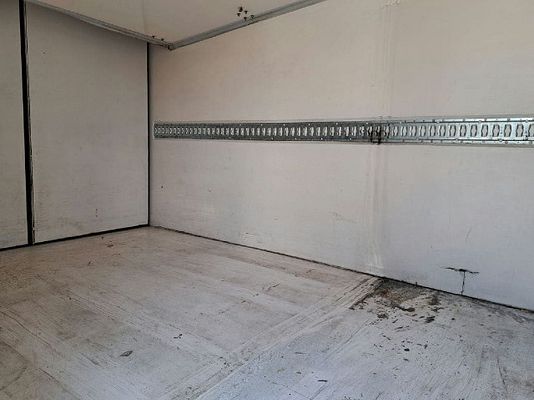 Vehicle image 6 / 19