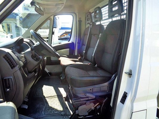 Vehicle image 9 / 14