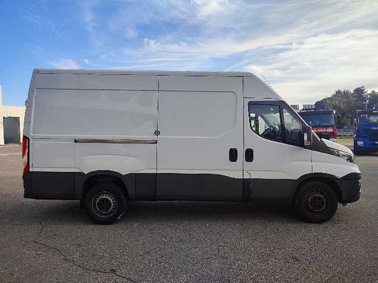 Vehicle image 3 / 10
