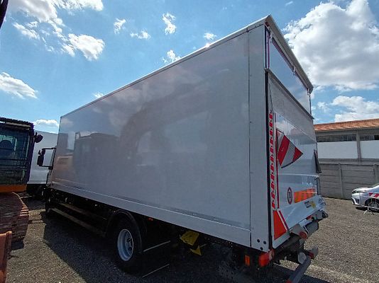 Vehicle image 4 / 5