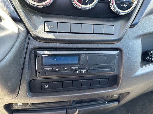 Vehicle image 15 / 17