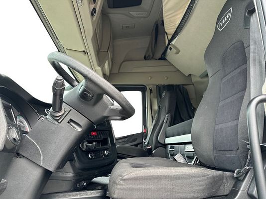 Vehicle image 9 / 16