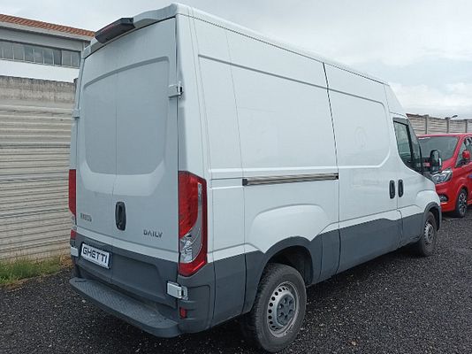 Vehicle image 3 / 5