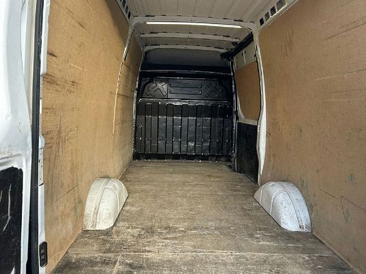 Vehicle image 8 / 14