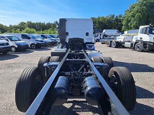 Vehicle image 9 / 16