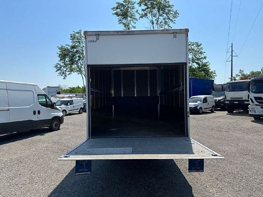 Vehicle image 10 / 15