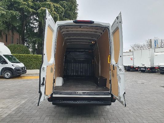 Vehicle image 8 / 11