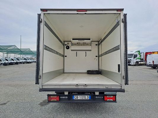 Vehicle image 9 / 17